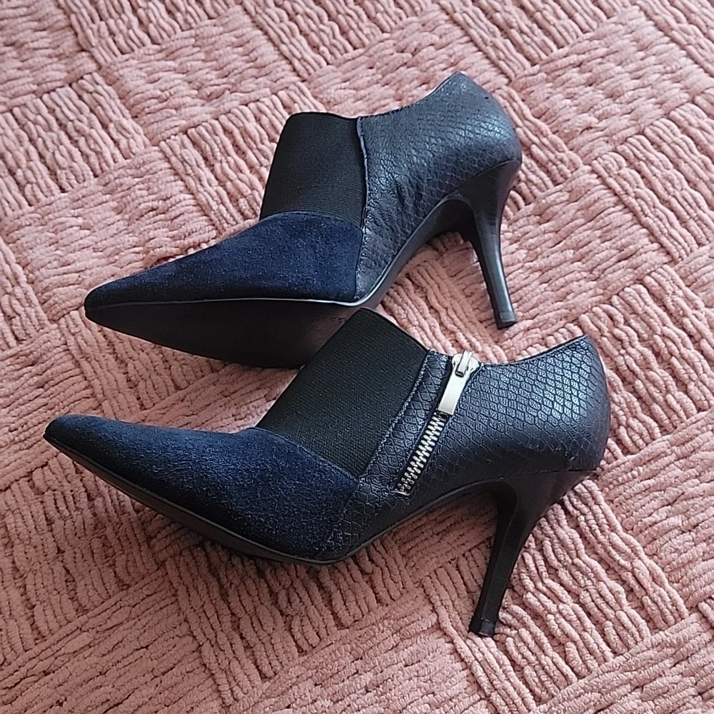 Tahari! Navy Blue Color suede w/leather pumps size 5.5 M Kitten Heels